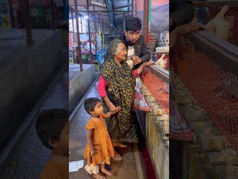 ছোট্ট বাচ্চাটি দাদীর কাছে মুরগীর মাংস খাওয়ার ইচ্ছে পূরন