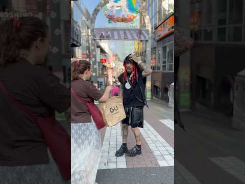 回るジュエリーをしてたら観光客に私も回さしてと凸られる【SHO - J POP】#Shorts