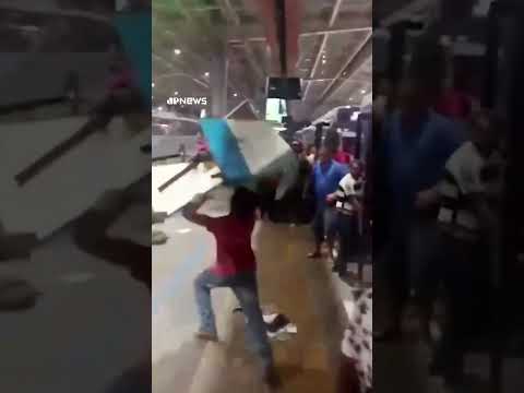 Após duas horas esperando ônibus, passageiro se revolta e quebra móvel em terminal de SP #shorts