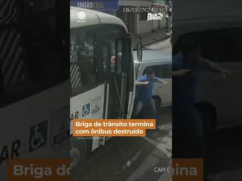 Briga de trânsito termina com ônibus destruído #shorts