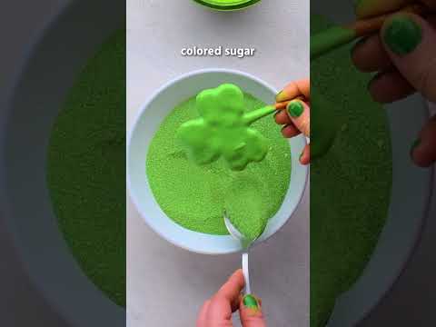 Top off your cupcakes with a lucky touch! 🍀💚