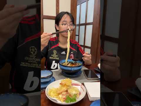 Đang đói mà có bát mỳ ăn thì hết í luôn