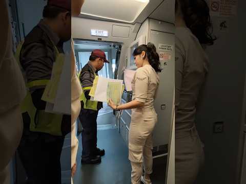 Pramugari Cantik Super Air Jet lagi serah terima Dokumen dalam Pesawat 🥰🥰👍👍