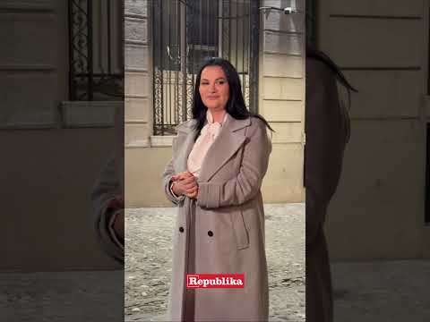 Da li vam se više sviđa Jana sa dubokim dekolteom ili bez? #estrada #jana