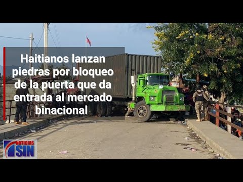 Haitianos lanzan piedras para que abran puerta