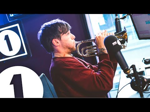 Louis Tomlinson plays trumpet and talks Tobey Maguire, Niall and Pelé - UC-FQUIVQ-bZiefzBiQAa8Fw