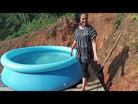 Revoltante Mulher lava roupa e louça com água Sujas Amarela verde .e Banho de piscina.