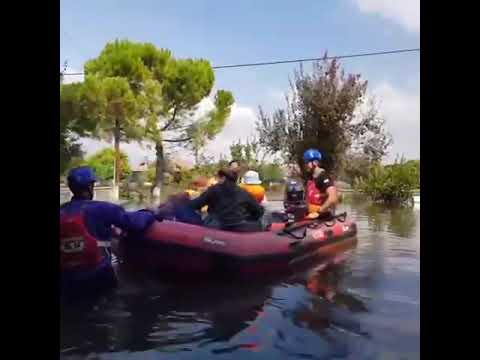 Διάσωση παιδιών από διασώστες της ΕΜΑΚ στις πλημμυρισμένες περιοχές της Θεσσαλίας| CNN Greece