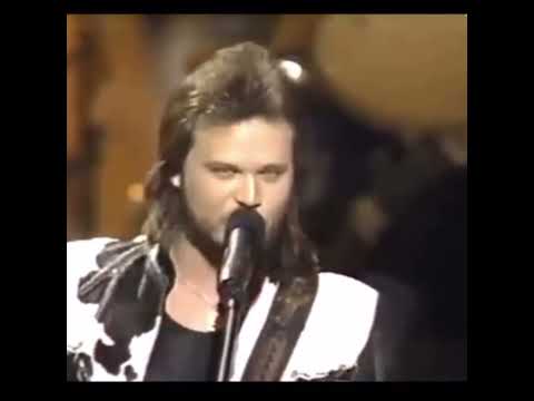 Travis Tritt brings out Joe Pesci at the <strong>ACM</strong> awards 