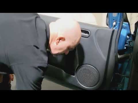 Come smontare il pannello della portiera anteriore della Mazda 2