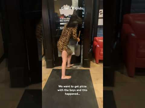 Crazy girl #crazy #public #pizza #fighting #drunk #karma #616 #whitegirls