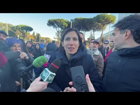Schlein in piazza a Roma: «Fermiamo questa mattanza di donne, il Paese chiede un passo avanti»