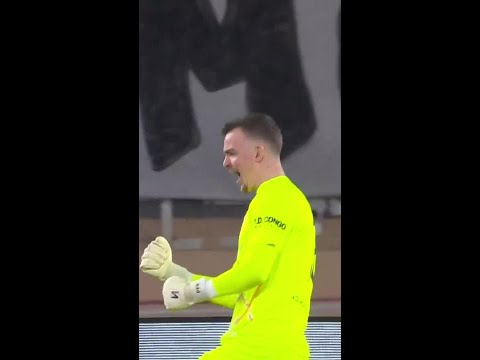 Philipp Köhn gets the better of Vitinha 🤚⛔