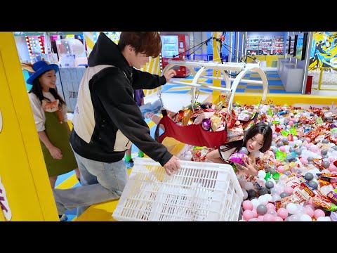 【人間クレーンゲーム】店員さんが親切すぎて、お菓子を取り過ぎました⋯。みのちゃんvsさなちゃん #こたみのチャンネル #にじうさチャンネル【コラボ】