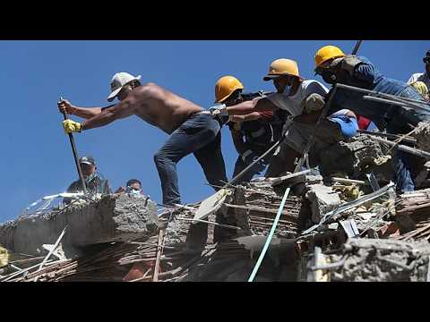 زمین‌لرزه کلمبیا؛ هلهله و تشویق امدادگران پس از نجات معجزه‌آسای یک زن از زیر آوار