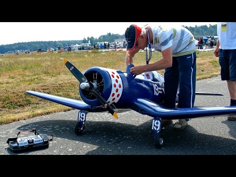 F4U CORSAIR GIANT SCALE RC MODEL AIRPLANE FLIGHT / Meeting Gatow 2015 *1080p50fpsHD* - UCH6AYUbtonG7OTskda1_slQ