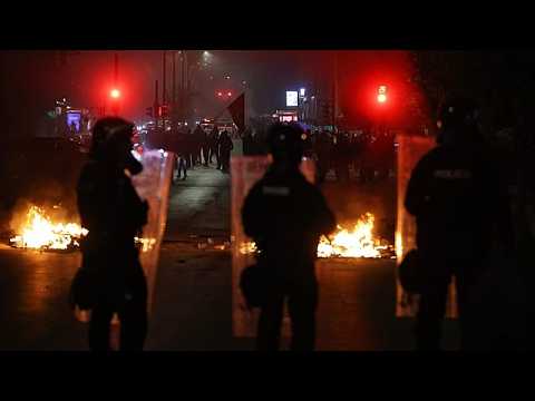 La policía de Kosovo lanza gases lacrimógenos contra manifestantes que piden limitar el tribunal de crímenes de guerra
