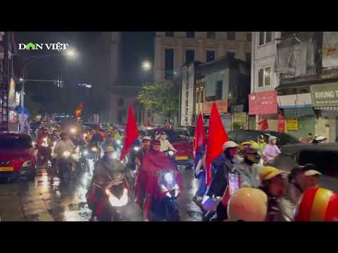 Người dân đội mưa đi bão sau chiến thắng 2- 0 của ĐT Việt Nam trước ĐT Thái Lan