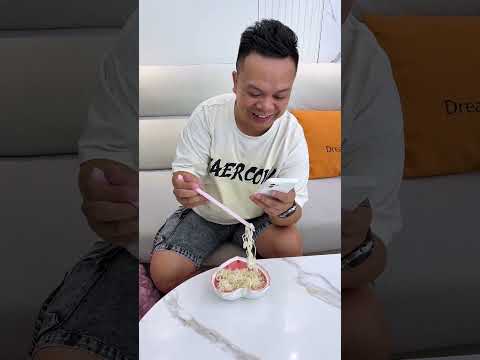 爸爸餵飯太不靠譜了，閨女生氣！ #搞笑#萌娃#funny