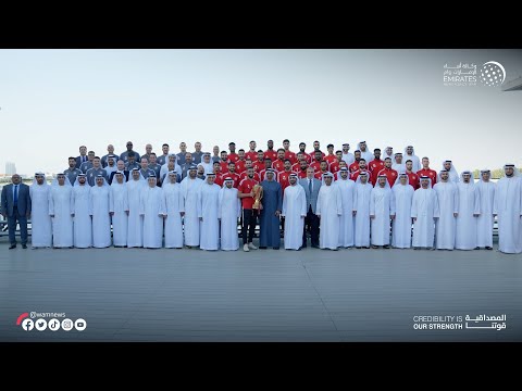 Image:رئيس الدولة يستقبل فريق الشارقة لكرة القدم الفائز بكأس سموه