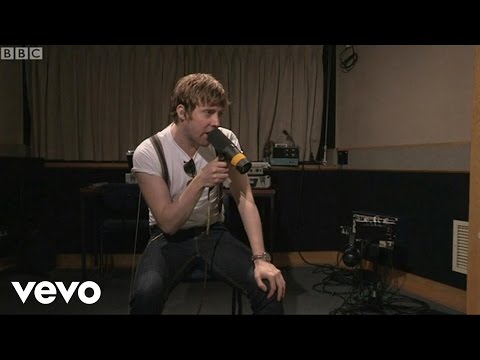 Kaiser Chiefs - Kinda Girl You Are (Live, BBC Radio 1 Live Lounge, 2011) - UCEGENb0qic-2tdRWP5FRjXg