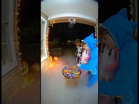 Halloween Kids gets scared by Ghost 👻🎃 #hoa #doorbell #funny #halloween #viral