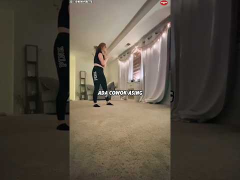 Cewek itu Panik saat Cowok Asing Masuk ke Rumahnya