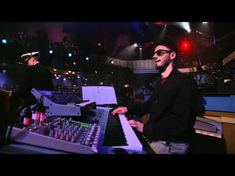 Gorillaz - Dirty Harry feat. Booty Brown (Live on Letterman) - UCfIXdjDQH9Fau7y99_Orpjw