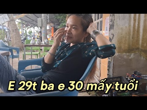 E gái khờ phụ quán nước kiếm tiền nuôi cha già bị bệnh nằm 1 chỗ