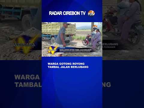Warga Gotong Royong Tambal Jalan Berlubang