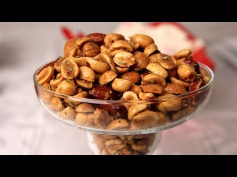 Holiday Spiced Nuts - Laura Vitale - Laura in the Kitchen Ep 257 - UCNbngWUqL2eqRw12yAwcICg