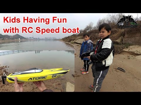 Kids Having fun with RC Speed boat - UCsFctXdFnbeoKpLefdEloEQ