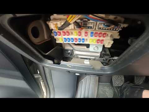 Where are the fuses located in the Renault Koleos? - Renault Koleos (MK 1)