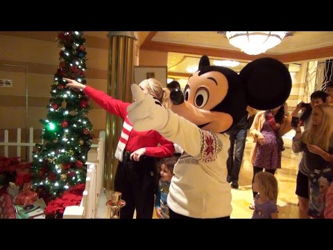 Disney Dream Gingerbread House Tour with Mickey and Minnie Mouse - Very Merrytime Cruise - UCe-gHr2O_LP7t0YJYHZQZlg