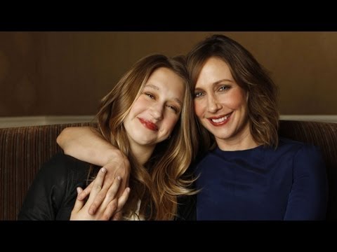 AMERICAN HORROR STORY's Taissa Farmiga & Sister Vera Farmiga - UC93DEJOBeet3XXZlJy2uJuA