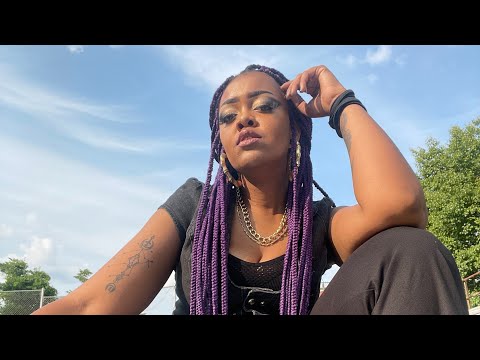 Song: Moon Shoes- Ravyn Lenae