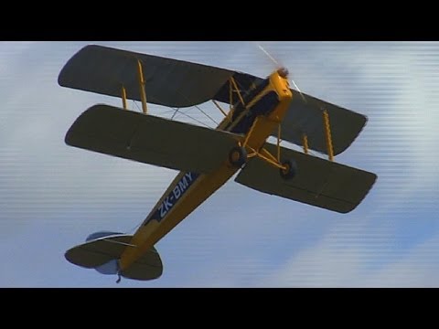 Awesome Tiger Moth aerobatics - UC6odimYAtqsr0_7m8p2Dhiw
