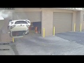 Chute voiture devant un garage