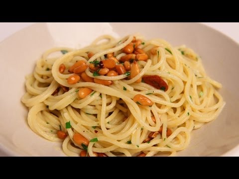 Spaghetti Aglio e Olio - Garlic Spaghetti Recipe - Laura Vitale - Laura in the Kitchen Ep 324 - UCNbngWUqL2eqRw12yAwcICg