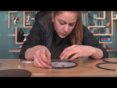 Simone Giertz Laser Cuts Her Secret Santa Gift! - UCiDJtJKMICpb9B1qf7qjEOA