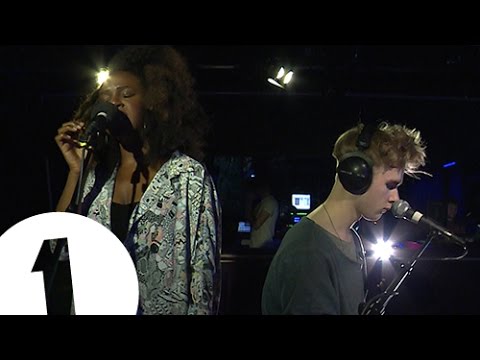 Mura Masa feat. Nao - Firefly - Radio 1's Piano Sessions - UC-FQUIVQ-bZiefzBiQAa8Fw