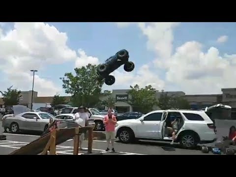 Traxxas XMaxx and Traxxas X01 Jumping @ Hobbytown's RC Summer Jam - Live - UCnnGALgMKGZrzN-lf1AosYw