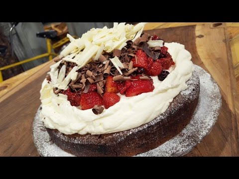 Torta brownie con dulce de leche, crema y compota de frutos rojos - UCb8W2JPNwMtV4xA0LFb3LUw