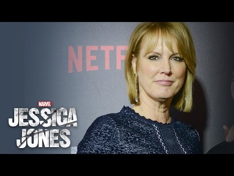 Melissa Rosenberg on Female Heroes - Marvel's Jessica Jones Red Carpet - UCvC4D8onUfXzvjTOM-dBfEA