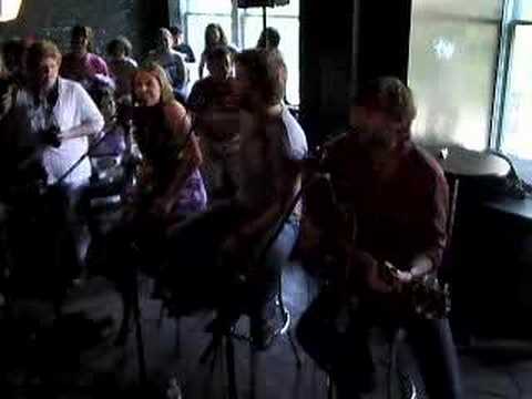 Lady Antebellum - Love's Lookin' Good On You