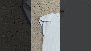 Jardineira jeans infantil com blusa em malha trico na cor off