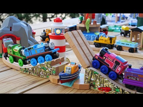 Thomas the Tank Engine & Brio Town ☆ Let's go to the dock with the lighthouse and the fishing pond!