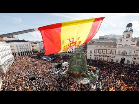 Decine di migliaia in piazza a Madrid contro Sanchez: l’urlo «Dimissioni»