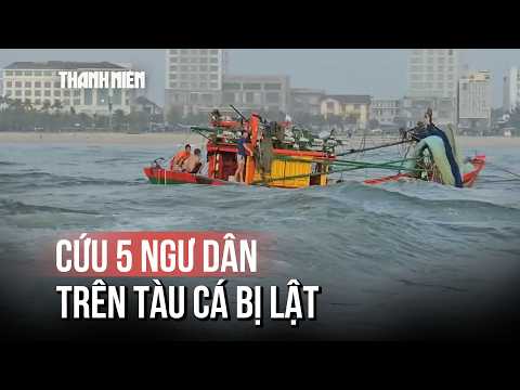 Một tàu cá bị lật khi vào cửa Nhật Lệ, 5 ngư dân được cứu