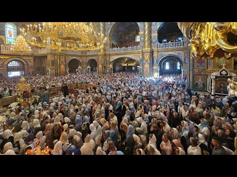 Тысячи людей поют Символ веры в Почаеве